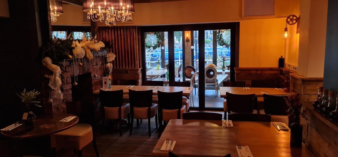 The Waterside Bar, Rooms & Restaurant Swinton  Exterior foto
